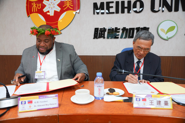 02校長王建臺(右)與貝里斯大學校長 Dr. Vincent Roy Palacio(左)簽署 MOU