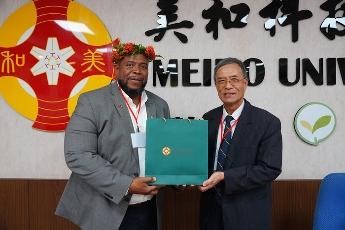 03校長王建臺(右)與貝里斯大學校長 Dr. Vincent Roy Palacio(左)互換紀念品