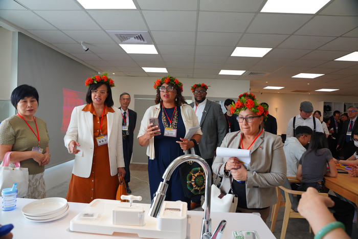 05貝里斯大使梅凱瑟與參訪團參觀智慧健康照護中心 肯定美和科大實作場域