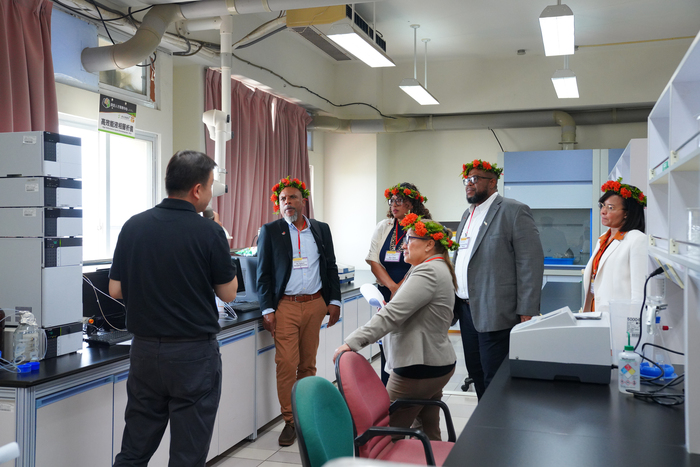 06梅凱瑟大使與參訪團參觀食安人才培育中心