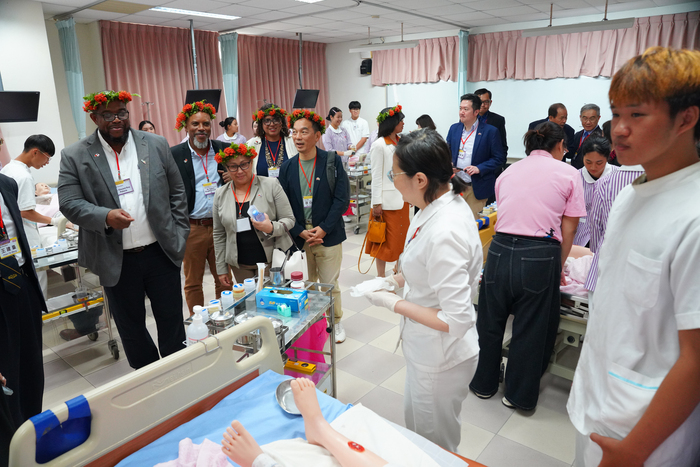 08貝大校長參訪護理實習病房 借鏡美和護理根基助貝大學子接軌國際專業