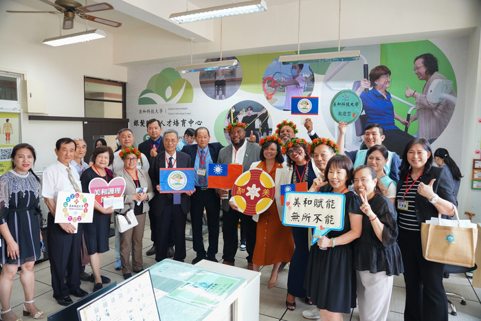 09梅凱瑟大使與貝里斯大學參訪團參觀銀髮賦能中心合影