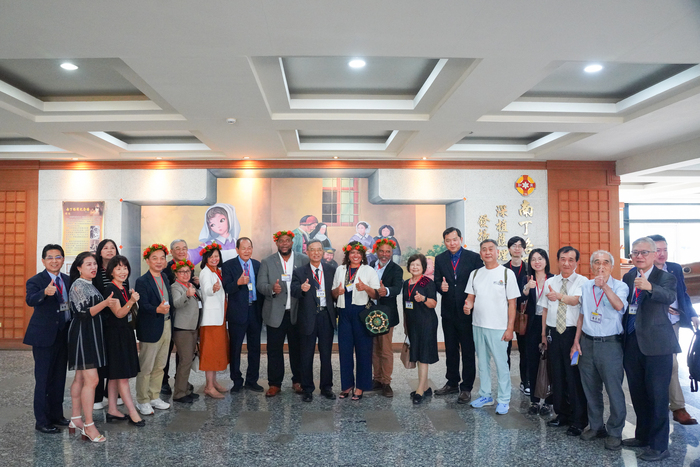 10梅凱瑟大使及參訪團與美和科大長官於南丁格爾牆大合影 展現臺貝醫療教育合作決心