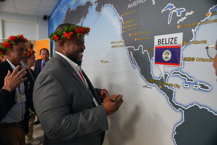 11貝大校長於觀光系教室留下簽名