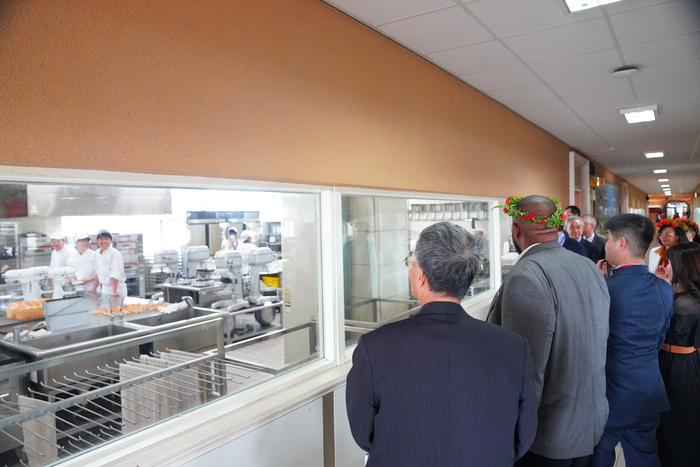 13梅凱瑟大使與參訪團參觀餐旅系特色教室