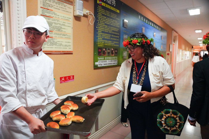14貝里斯教育部執行長品嘗餐旅系學生烘焙作品