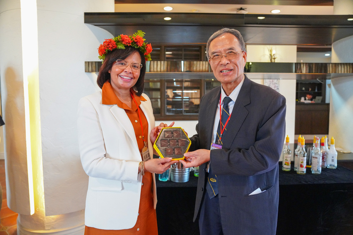 15校長王建臺(右)致贈貝里斯大使梅凱瑟 (左)餐旅系製作之巧克力