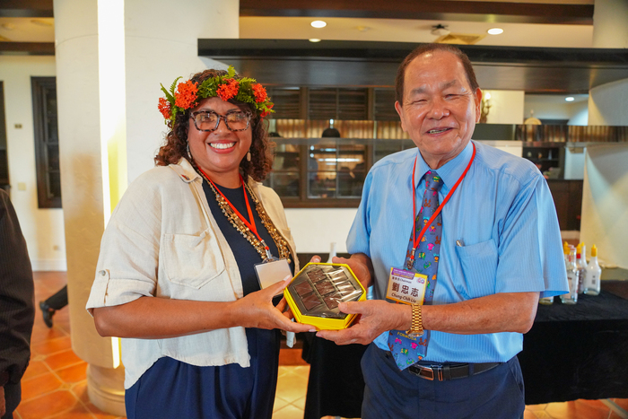 16董事長劉忠志 (右)致贈貝里斯教育部執行長 (左)餐旅系製作之巧克力