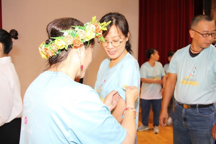 04 師長為畢業生別上勳章，象徵正式承接社會工作專業責任與使命