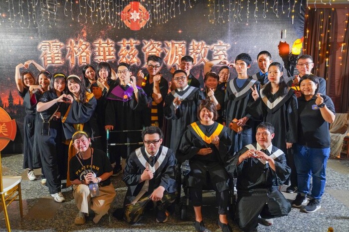 01諮商中心暨資源教室師長與畢業生齊聚合影，見證一路走來的成長與蛻變