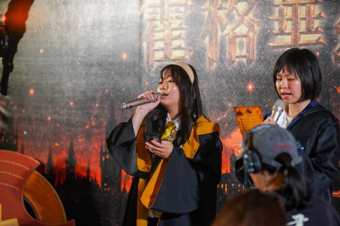 02領唱人綺綺與宛芯帶領大家合唱畢業歌曲《風箏》，歌聲中訴說著成長、陪伴與即將啟程的心情