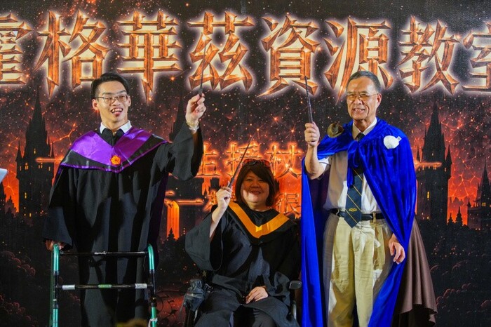 04畢業魔法生接過象徵勇氣、努力與成長的魔杖，並高舉魔杖齊聲喊出「魔法，啟程！」，象徵帶著自信與希望邁向人生下一段旅程