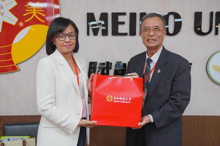 美和科技大學校長王建臺(右)與貝里斯大使梅凱瑟(左)互換紀念品