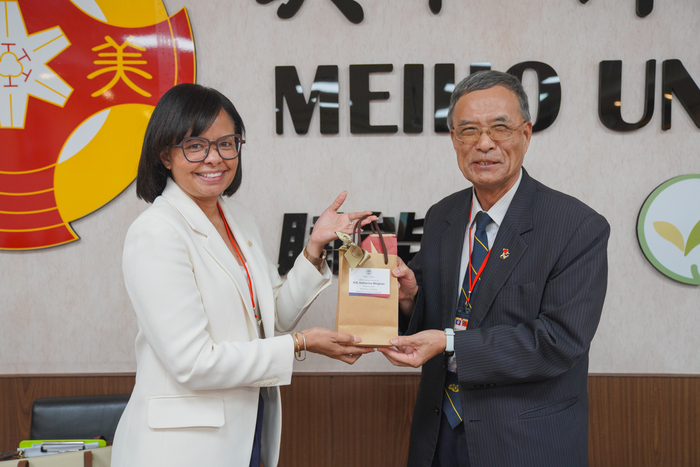 貝里斯大使梅凱瑟(左)與美和科技大學校長王建臺(右)互換紀念品