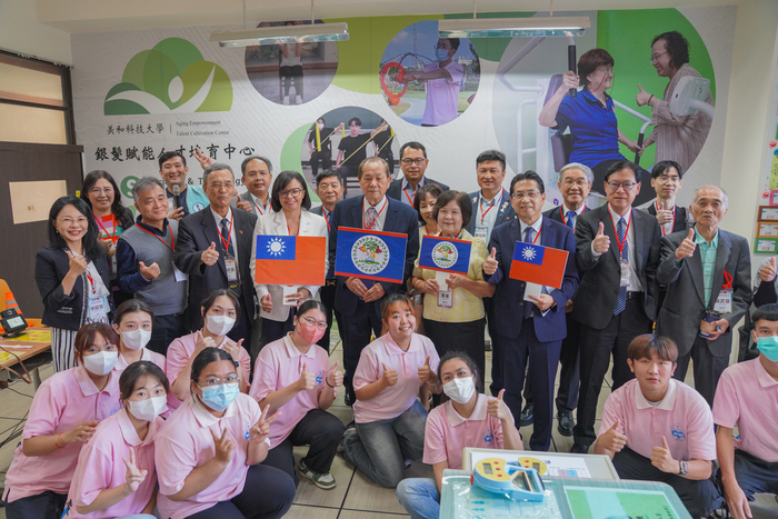 貝里斯大使梅凱瑟參訪美和科技大學銀髮賦能人才培育中心合影