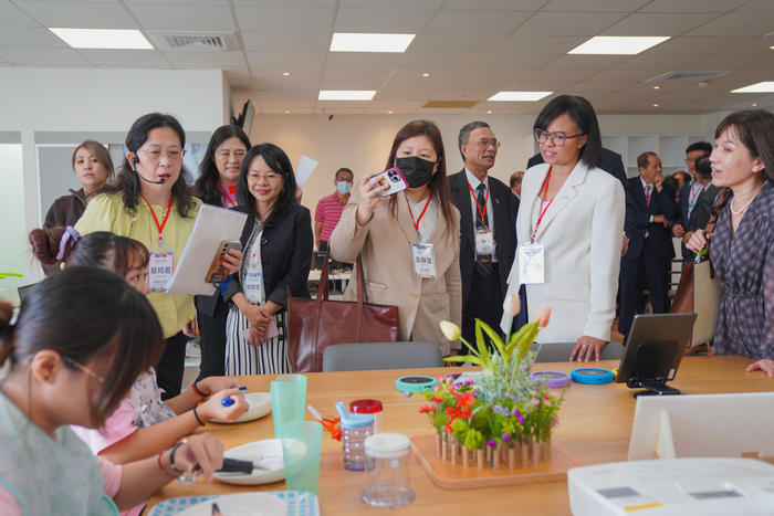 貝里斯大使梅凱瑟參訪美和科技大學智慧健康照護中心