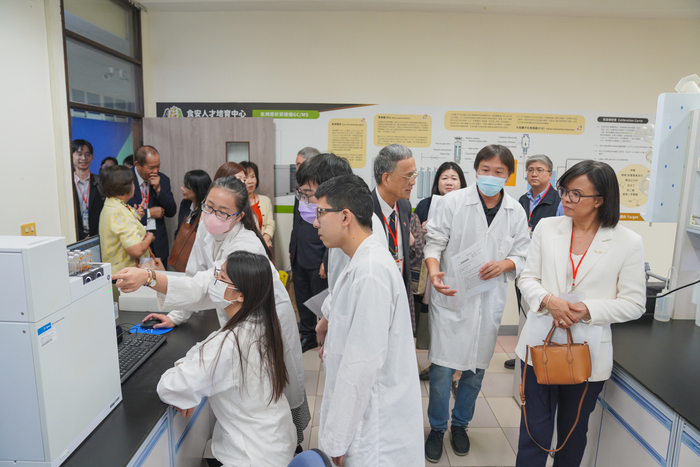 貝里斯大使梅凱瑟參訪美和科技大學食安人才培育中心