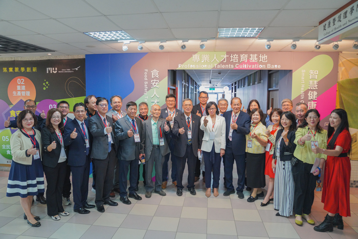 貝里斯大使梅凱瑟參訪美和科技大學智慧健康照護中心及食安人才培育中心合影