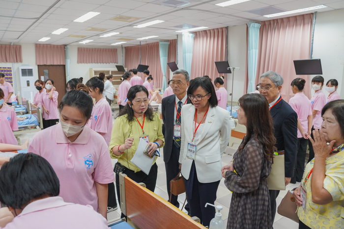 貝里斯大使梅凱瑟參訪美和科技大學護理系實習病房