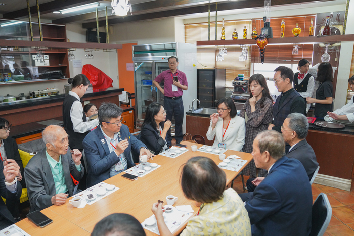 梅凱瑟大使參訪美和科技大學餐旅管理系及特色教室 對臺灣茶結合可可豆 印象深刻