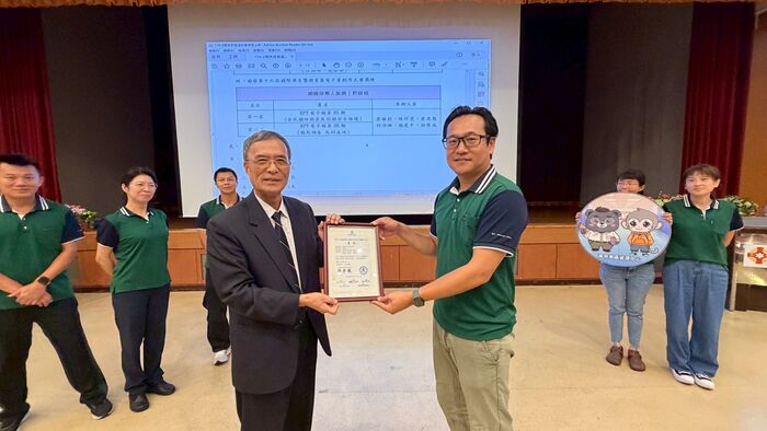 01 美和科技大學王建臺（左）表揚代表受獎人詹勝欽教官（右）