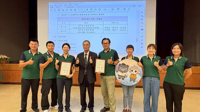 02 創作人員一同上台接受校長表揚