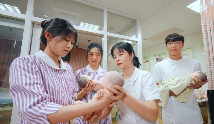 02護理領航專業至上，海內外護理精英的啟點