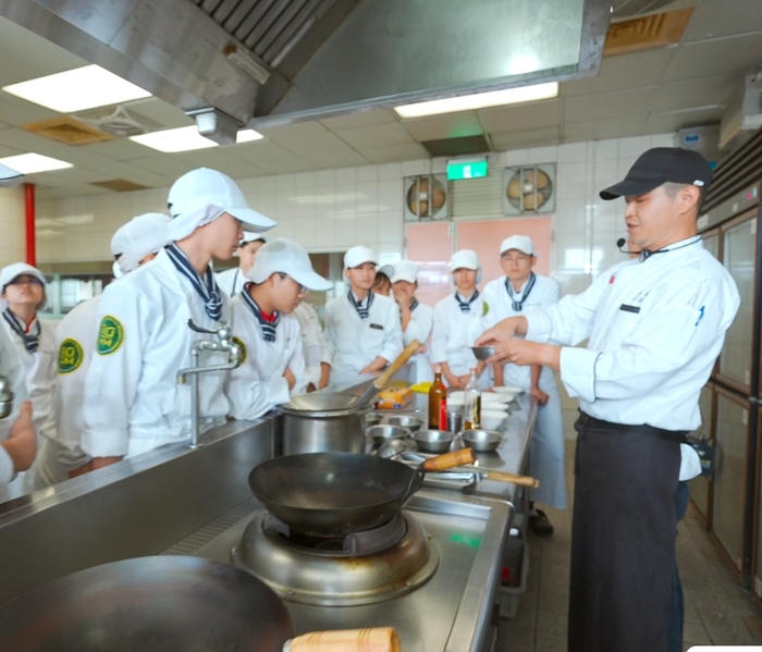 國際學生參與中式餐點實作課程