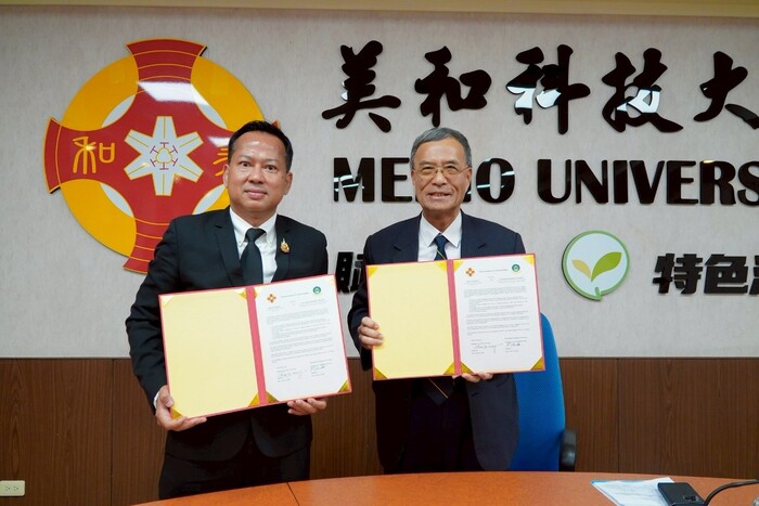 02 美和科技大學校長王建臺(右)與PBRU大學校長Dr. Phatcharasak Arlai (左)簽署 MOU