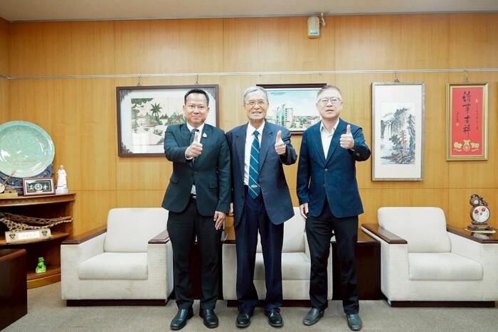 06 美和科技大學校長王建臺(中)與PBRU大學校長Dr. Phatcharasak Arlai (左)及學術副校長鍾紹熙共同合影，未來將持續深化與國際夥伴學校之交流合作